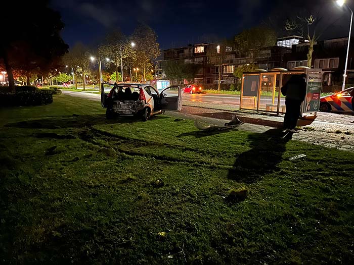 Auto vliegt uit de bocht Westeinde Harderwijk