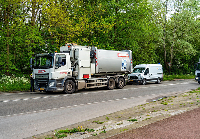Botsing bestelbus en vrachtwagen Newtonweg Harderwijk