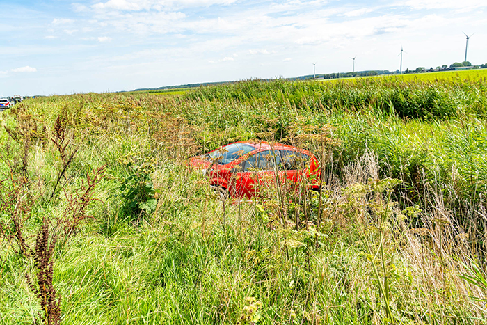 Auto in sloot bij Zeewolde