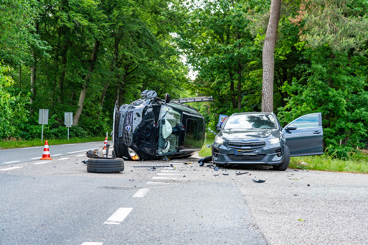 auto op zijn kant Leuvenumseweg