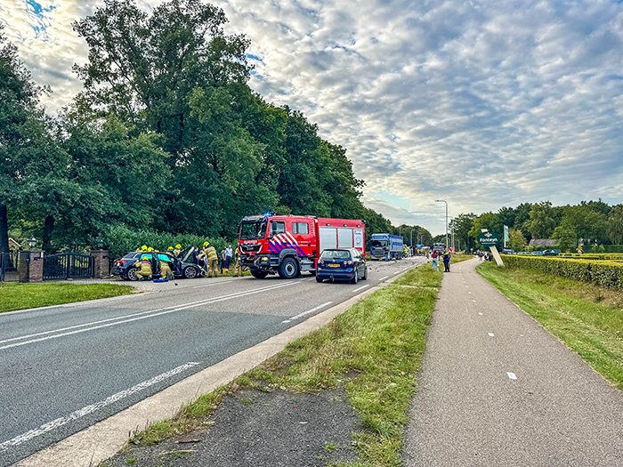 Meervelderweg auto op zijn kant Uddel