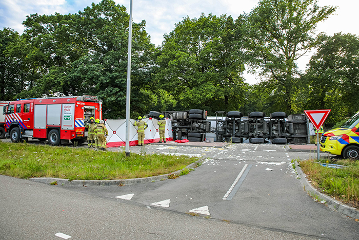 Vrachtwagen op zijn kant Uddel