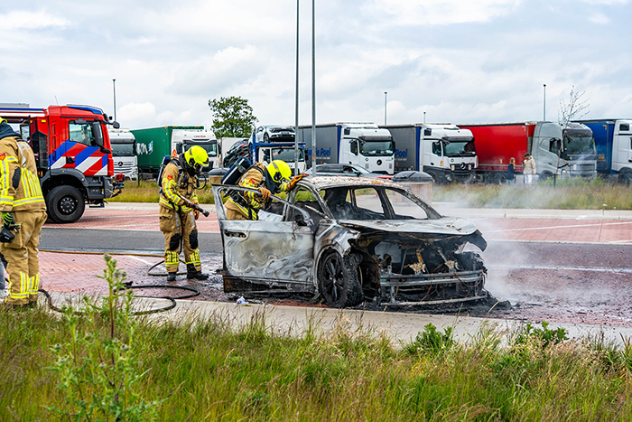 Auto in brand Putten