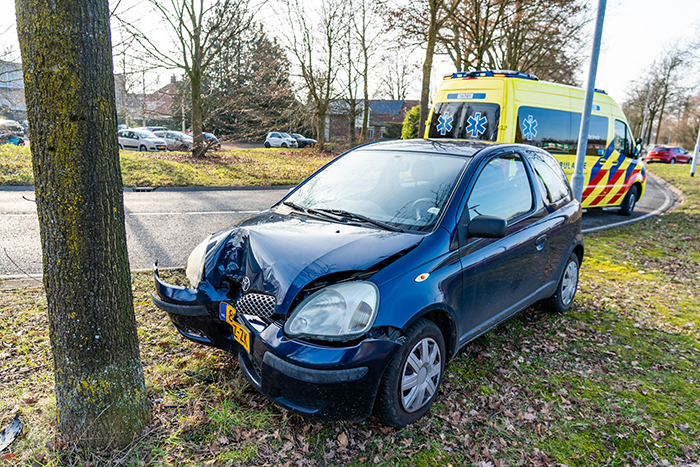 Auto tegen boom