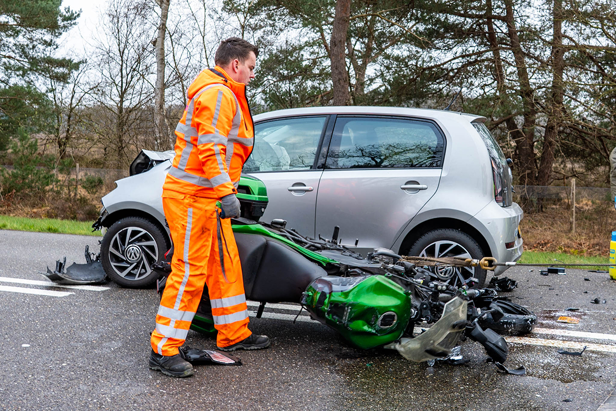 Ongeluk motor en auto Flevoweg Ermelo