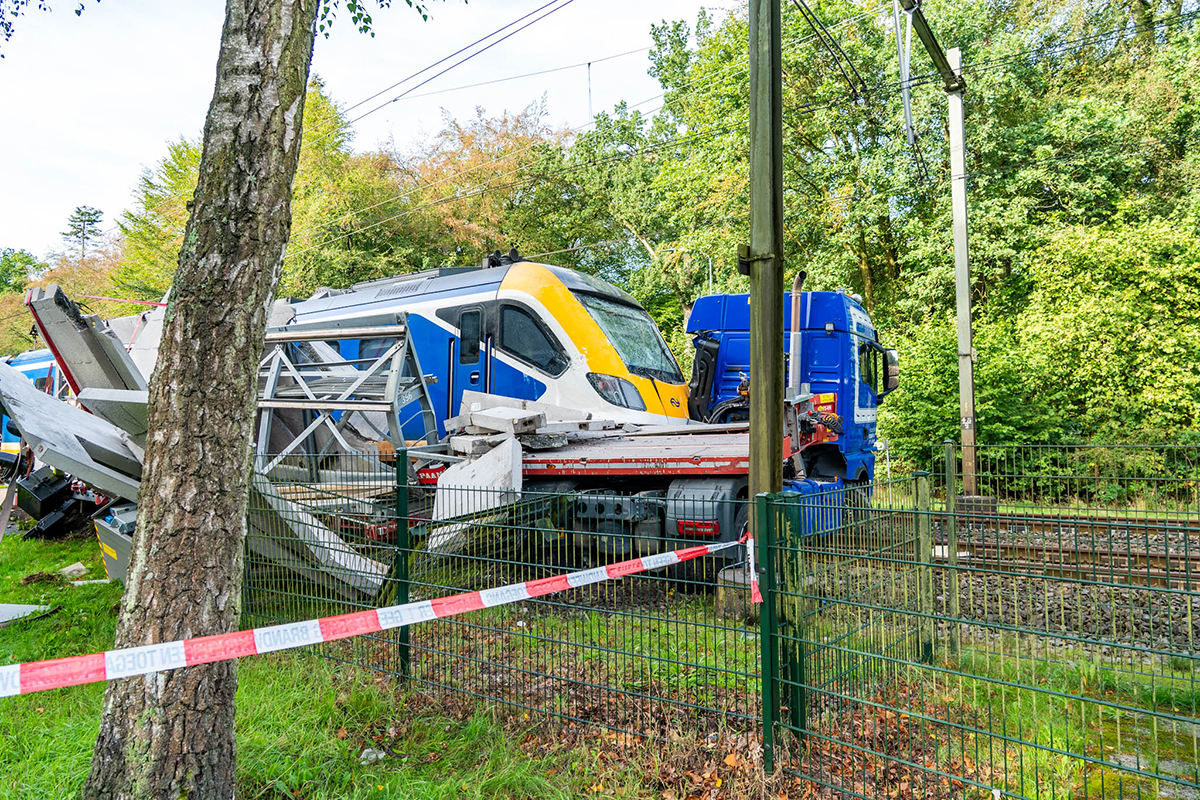 Trein ramt vrachtwagen Ermelo