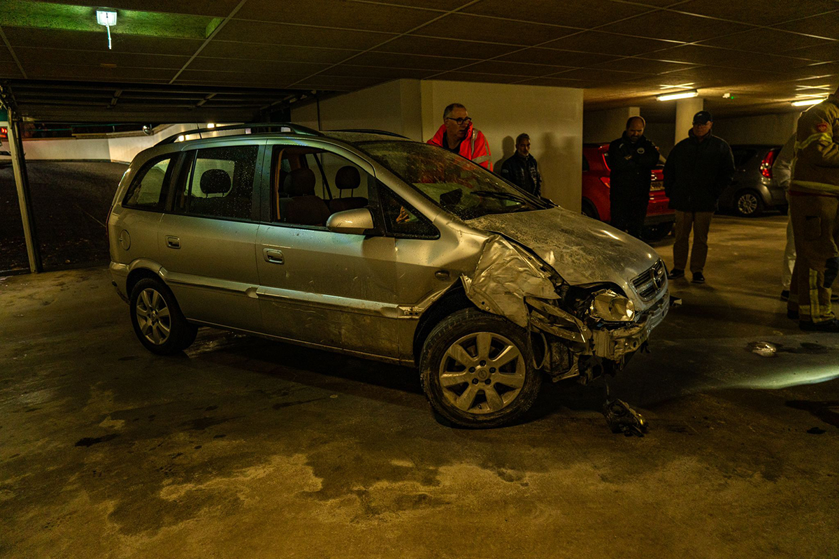 Jan van Nassaupark auto tegen muur in parkeergarage