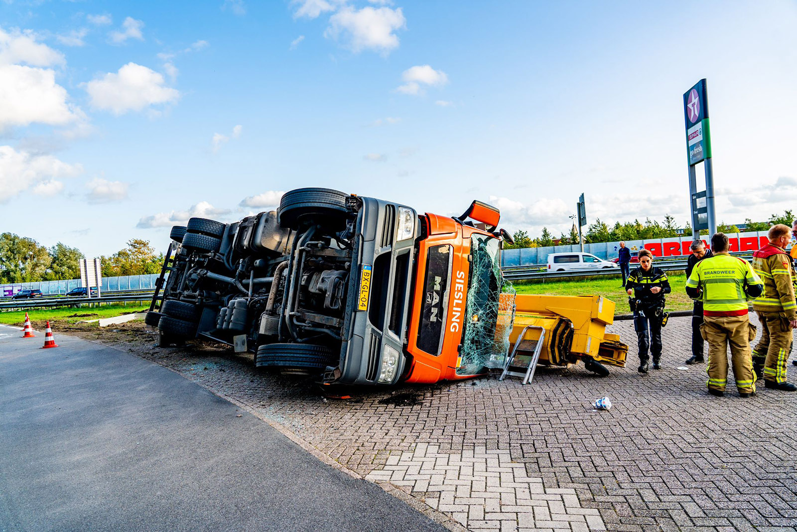 Vrachtwagen op zijn kant