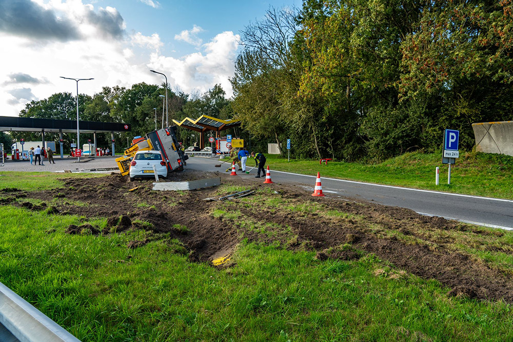 Vrachtwagen op zijn kant Harderwijk