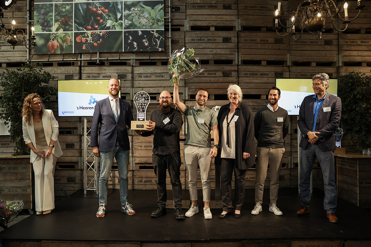 : ’s Heeren Loo won de CAI Challenge van 2023; links Marieke op de Weegh, wethouder Martijn Pijnenburg, rechts CAI-directeur Edo Kweldam. foto: Marlous Krul – Studio Velix 