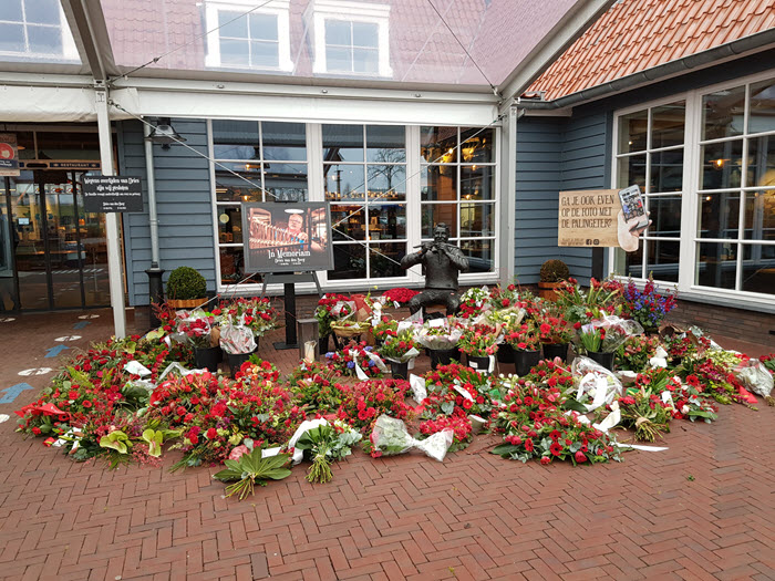 Bloemen bij standbeeld