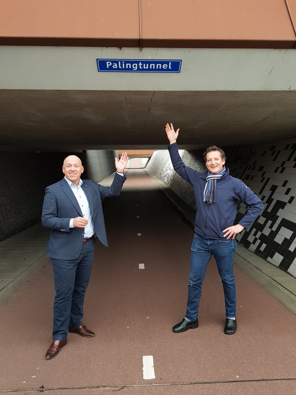 Adwin Ploeger en Peter van den Berg dopen Palingtunnel Harderwijk