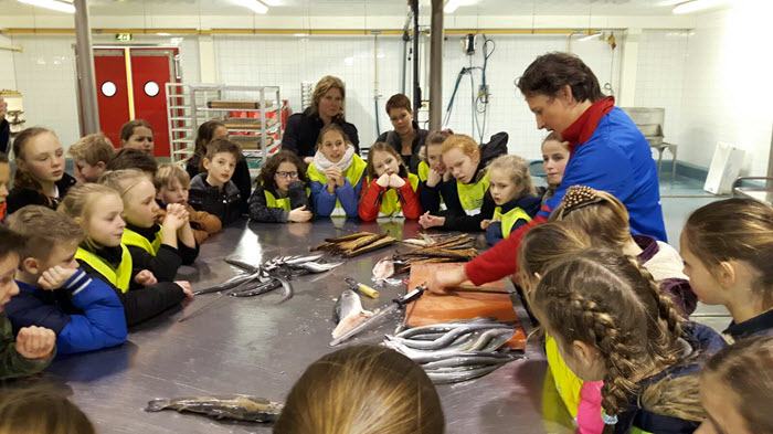 Peter van den Berg maakt vis schoon