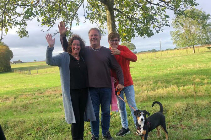 Anne, Alice en Jelle Kramer op hun camping La Belle St-Fli in Frankrijk