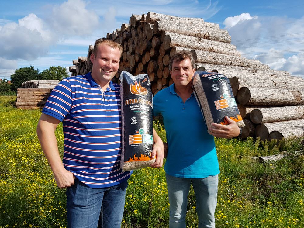 Cornee Heimensen en Gerrit Beelen met pelletkorrels