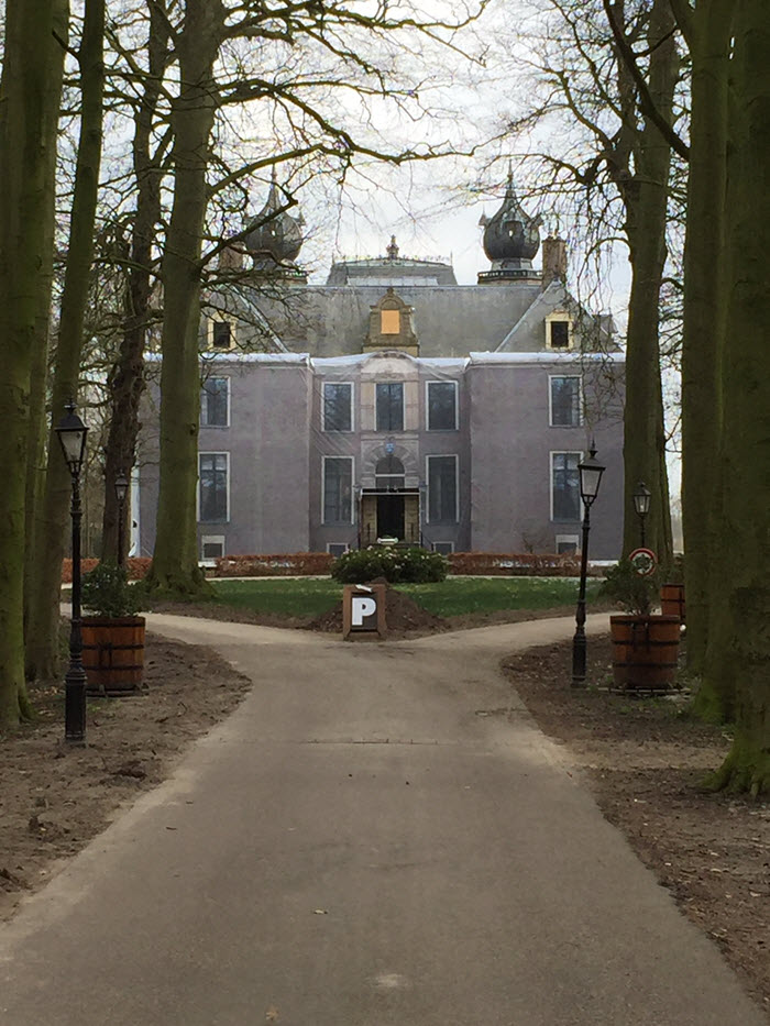 Kasteel Oud Poelgeest met spandoek ervoor