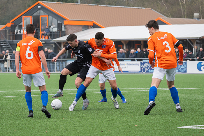 Hierden-aanvaller Paul van Prehn wordt ingesloten door Marvin Hanenberg (12), Haico Epe (6) en Christiaan Schoonhoven (3) van FC Horst. 