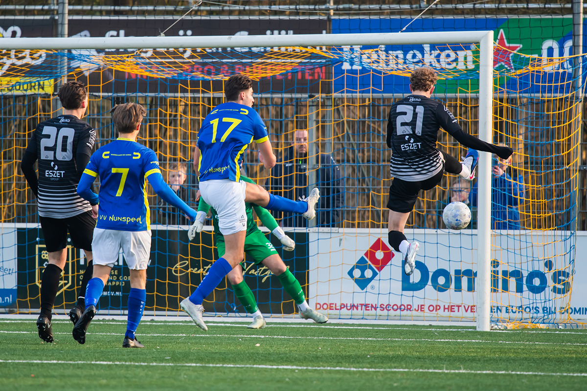 Binc Zwart scoort na 18 minuten de gelijkmaker.