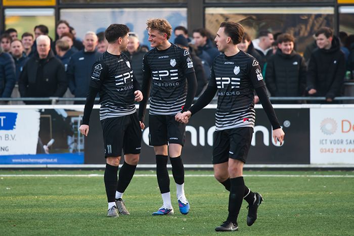 Binc Zart is blij met zijn doelpunt, links Paul van Prehn.