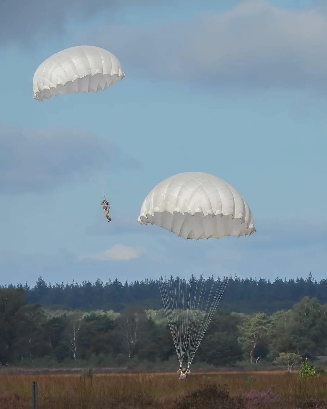 Parachutisten Jannie Simon Ermelo