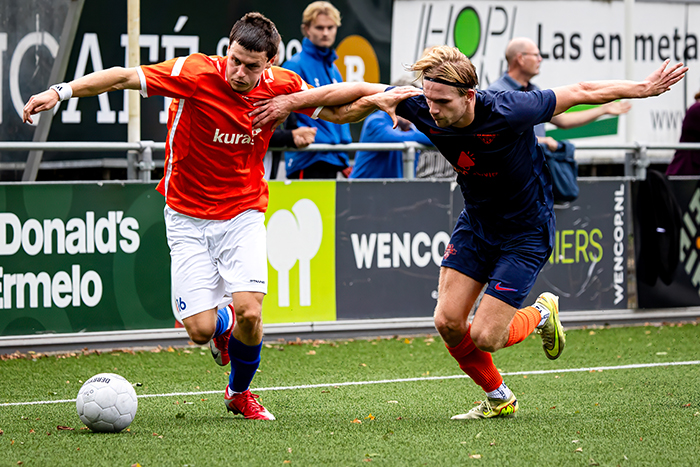FC Horst-aanvaller Mykyta Havryk had mooie sprintduels met Julian de Roder van Zeewolde