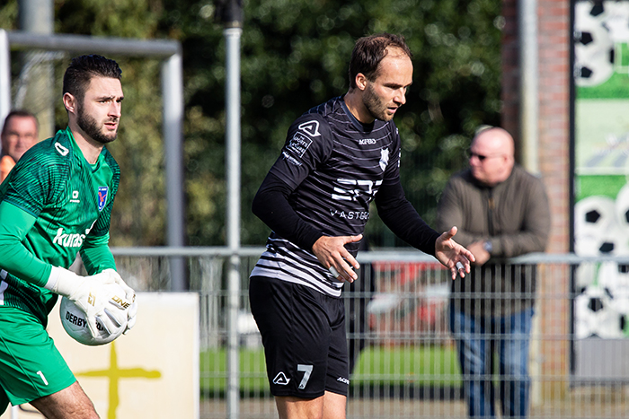 Dennis Folkers komt niet tot afronding tegen keeper Joris ten Bolscher (foto: Wim Balke).
