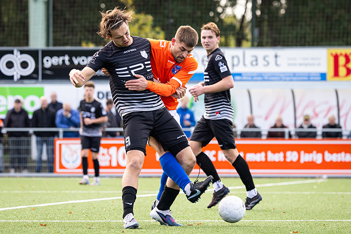 Tim Schep duelleert stevig met Nick Zandstra (foto: Wim Balke).