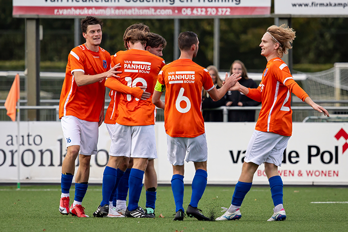 FC Horst viert de 2-0 van Jeroen Buitenhuis, ver in blessuretijd. (foto: Wim Balke)
