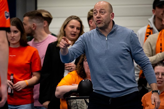 Erik van Brenk coacht fanatiek langs de lijn. (foto: Wim Balke)
