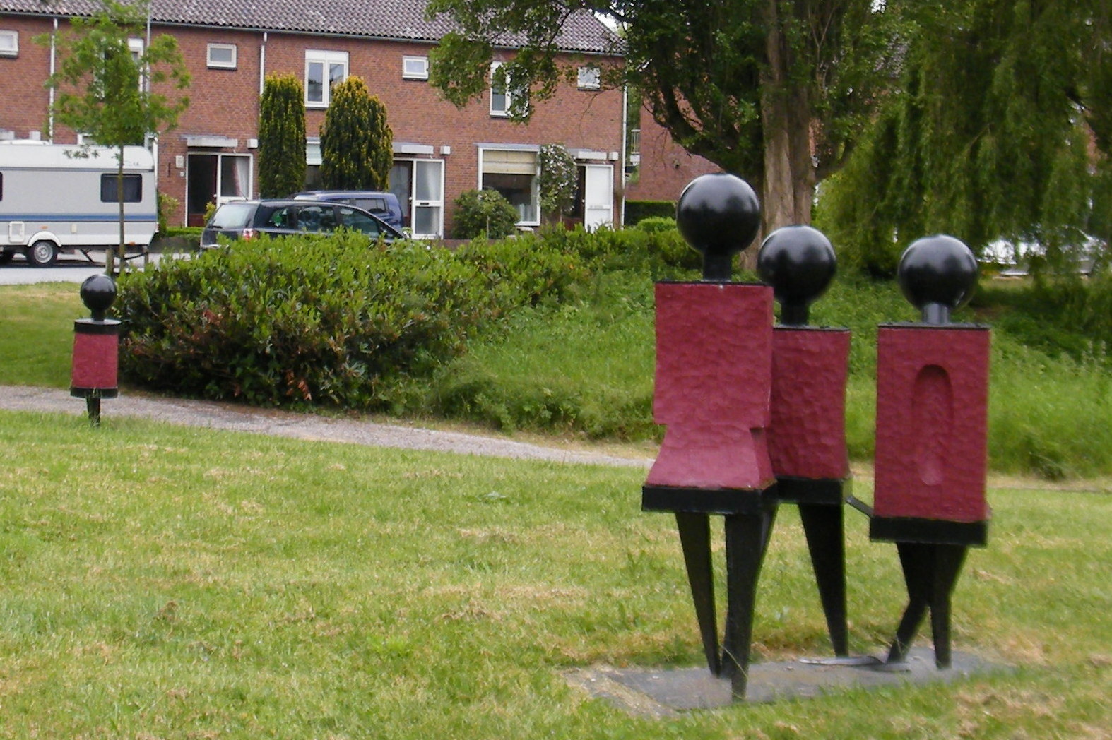 Kleutertje met groepje kinderen aan de Bosboom Toussaintstraat Stadsdennen Harderwijk gemaakt door Ubbo Scheffer