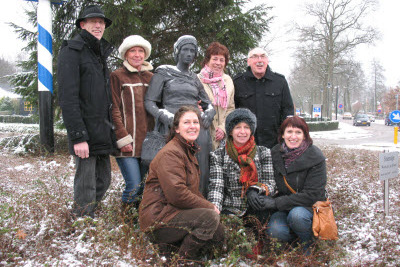 De Dames van AARTBY, JOs Kunne en Evert Jacobs bij Stientje