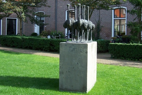 Struisen van Barbara de Clercq op Muntplein Harderwijk