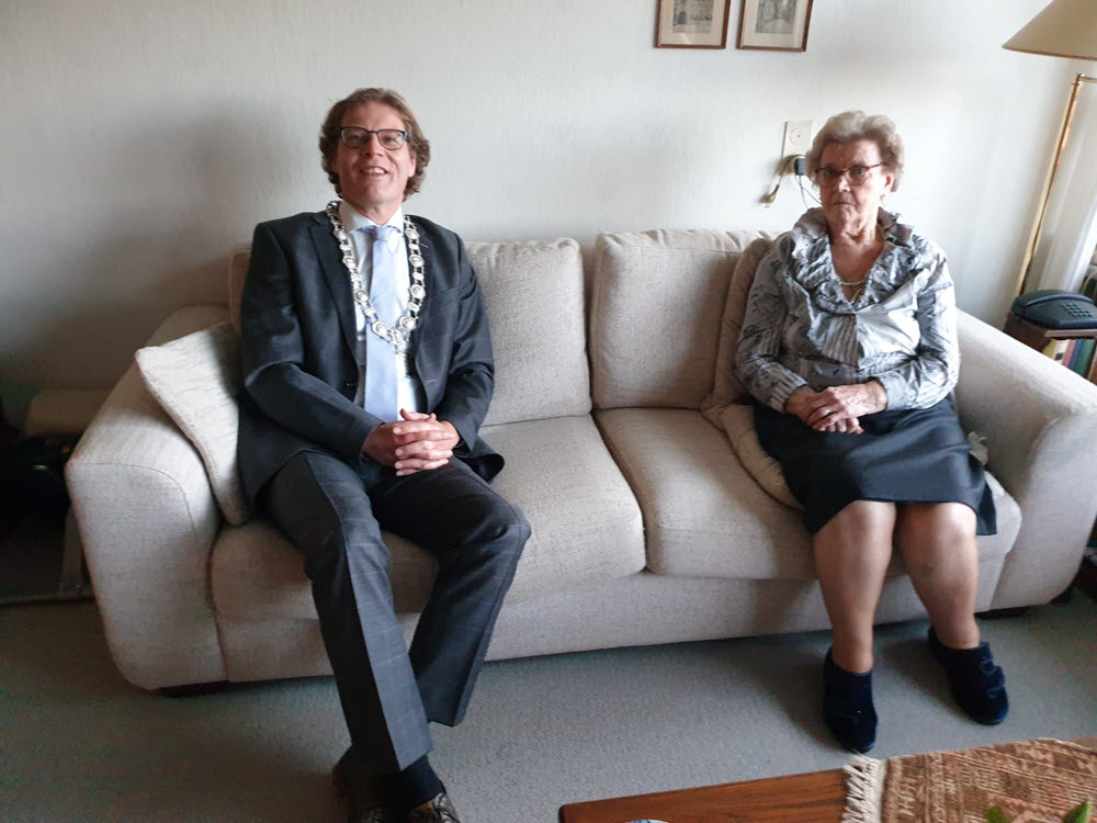 Mevrouw Nijhuis viert 100ste verjaardag Harderwijk