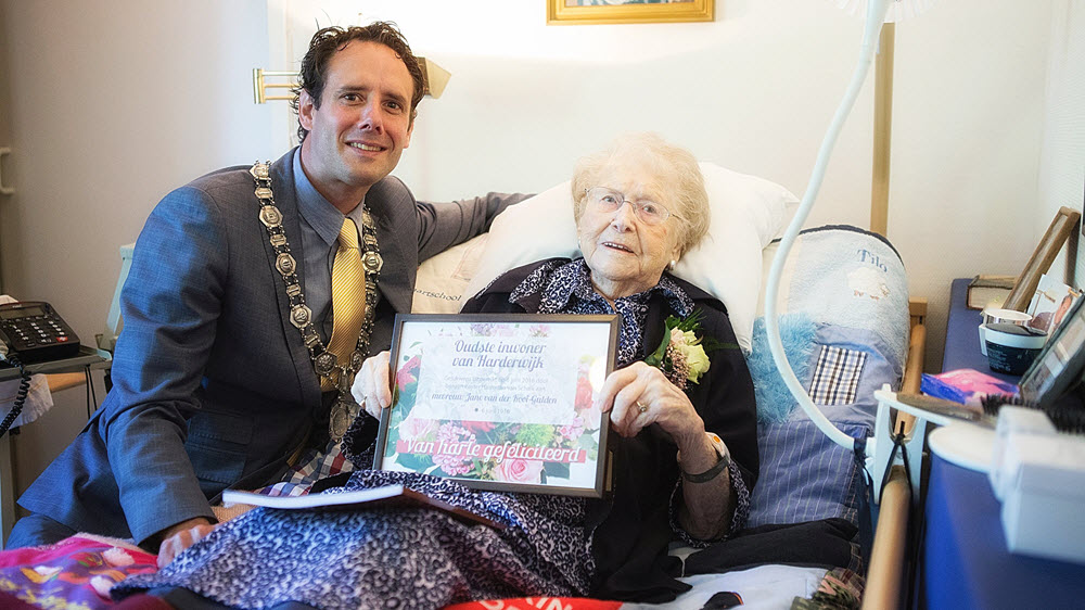 Mevrouw van der Kooi 105 jaar oudste inwoner Harderwijk
