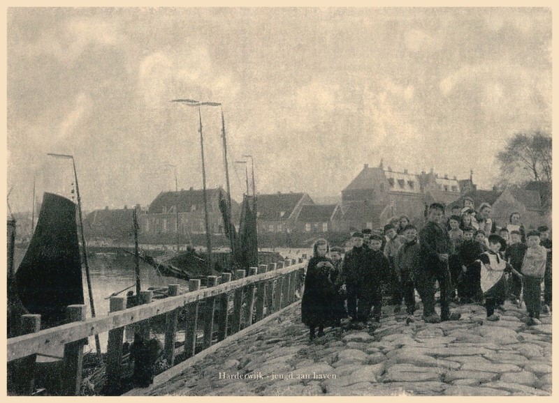 Oude foto van de jeugd bij de Haven van Harderwijk