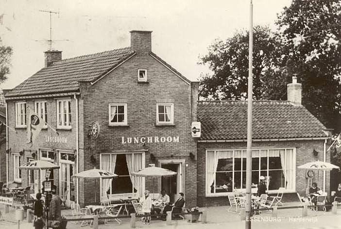 Lunchroom Essenburg in Harderwijk uit 1964
