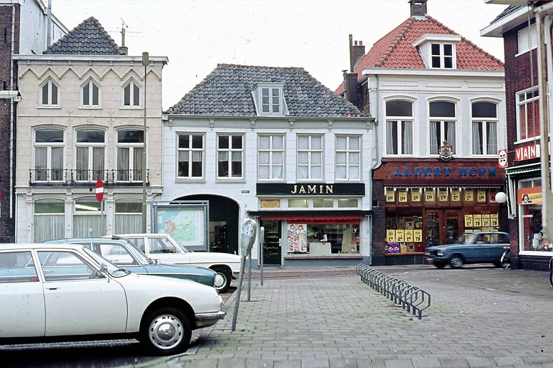 Mart in Harderwijk op de hoek van de Wolleweverstraat 1970