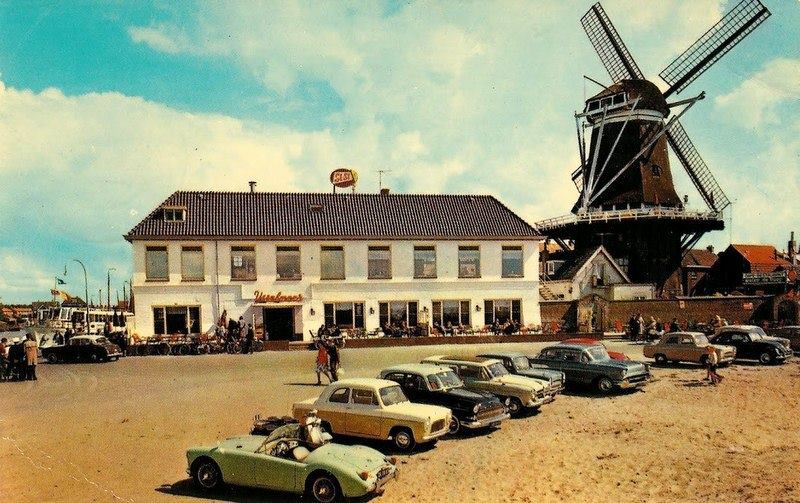 Strandboulevard met hotel IJsselmeer en molen De Hoop, jaren `50