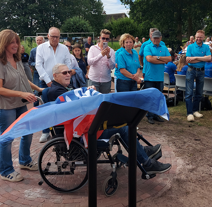 Onthulling monument muziekrotonde Hierden Rende Brouwer