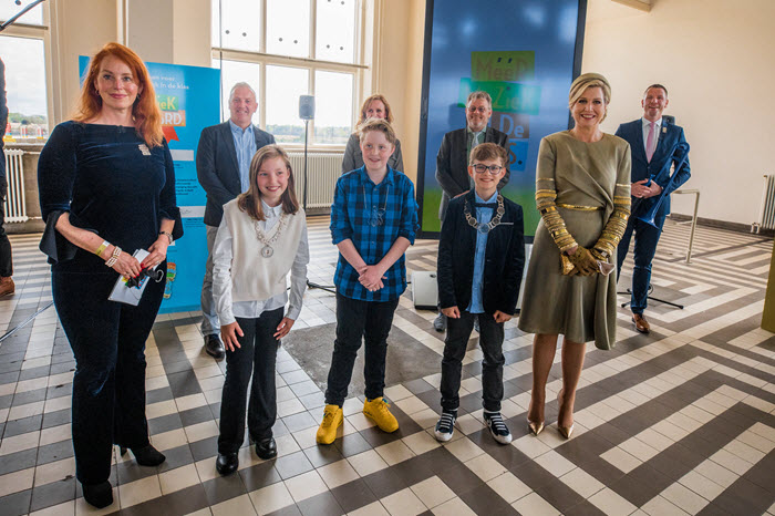 Koningin Máxima bezoekt voor Stichting in de Klas Radio Kootwijk. Naast haar Kinderburgemeester van Harderwijk Daan Boersma credits foto Set Vexy