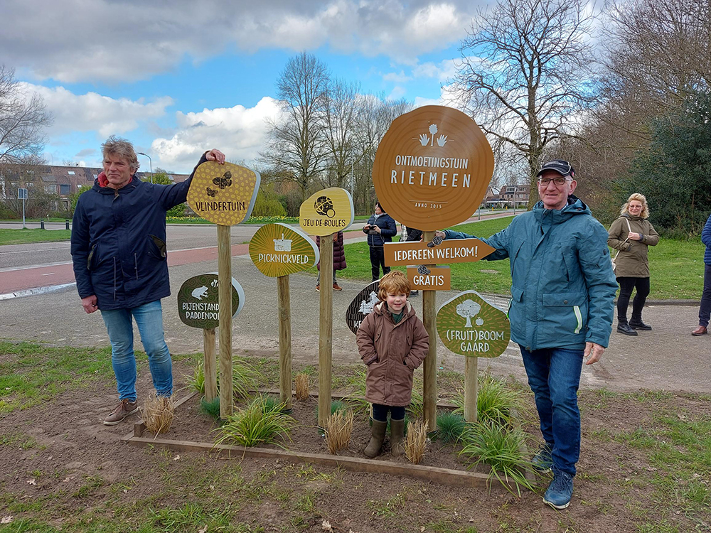 Nieuwe borden Ontmoetingstuin de Rietmeen