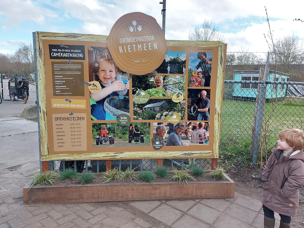 Nieuwe entreeborden Ontmoetingstuin de Rietmeen