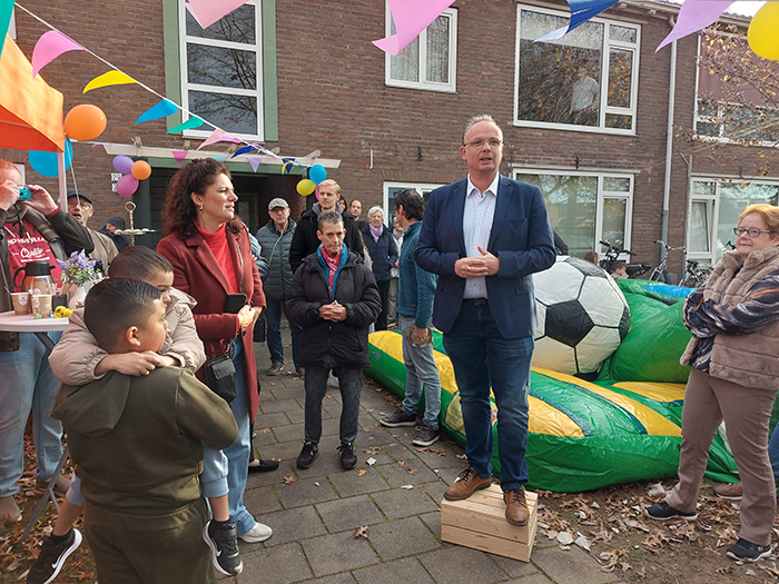 Wethouder Enklaar opent t Tinnehuusje