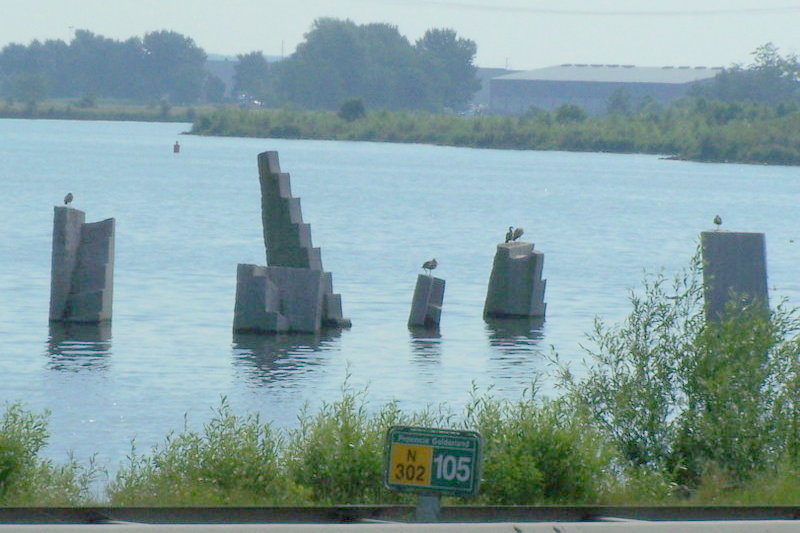 Het kunstwerk "De verzonken stad" in het Veluwemeer Harderwijk