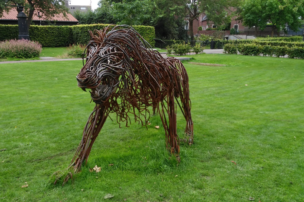 Door Harderwijk heen staan vier metalen dieren, Een Krokodil, Olifant, Leeuw en een Gorilla ze zijn alle onderdeel van een tijdelijke expositie.