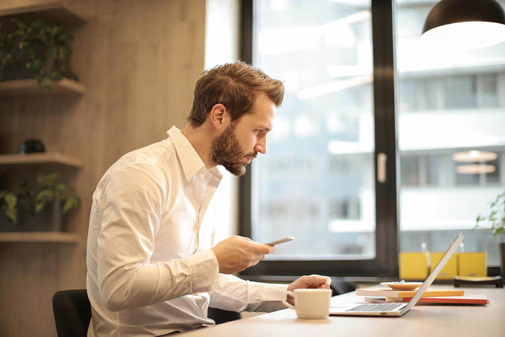 man in wit overhemd pexels