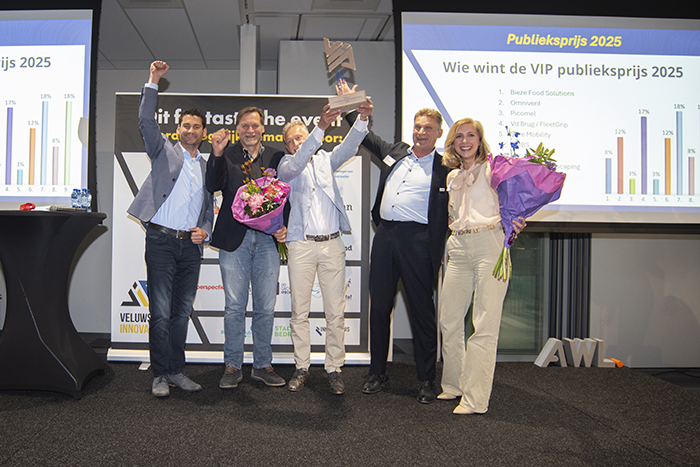 Winnaars publieksprijs. Van links naar rechts: Toon van Kessel en Frank Nieuwenhuis (Econowind, André Doeve (Rabobank), Wim en Willemijn Prins (Prins Bouw)
