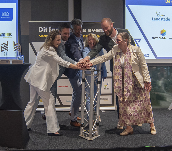 Lancering DigiNext. Van links naar rechts; Marieke op de Weegh (RCT/Innovatiehuis Noord-Veluwe), Jens de Craen (Landstede), Edo Kweldam (CAI Harderwijk), Ingrid Voit (Allinq), Martijn Pijnenburg (Wethouder Harderwijk). Cleo Rijgersberg (Windesheim)