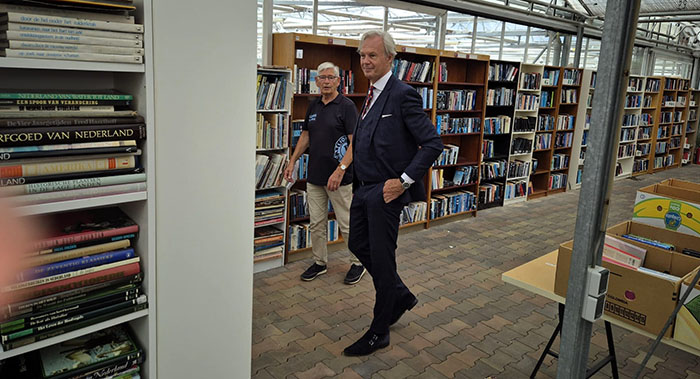 Burgemeester Jeroen Joon bezoekt boekenmarkt