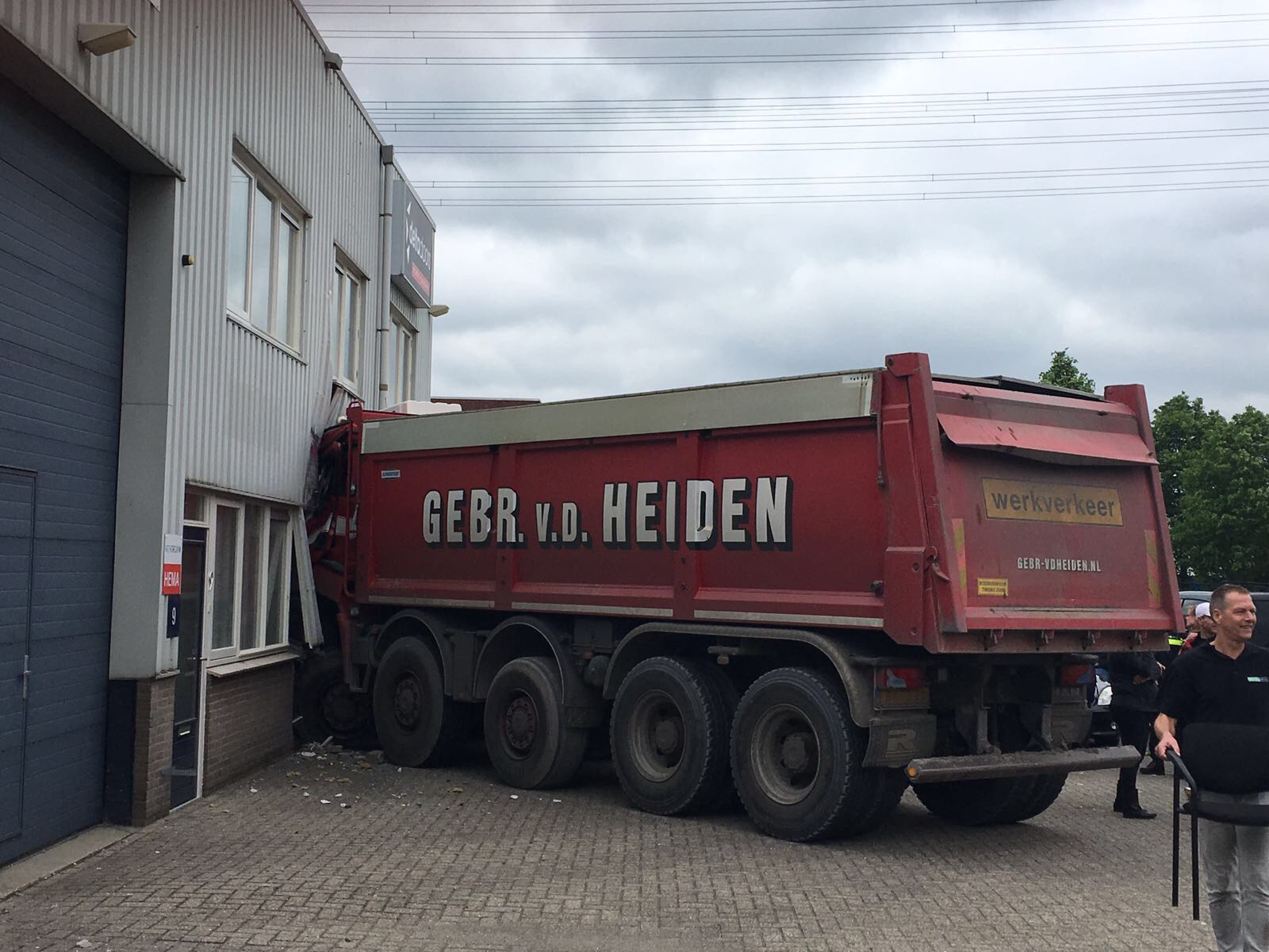 Vrachtauto in pand gereden Reamurstraat Harderwijk